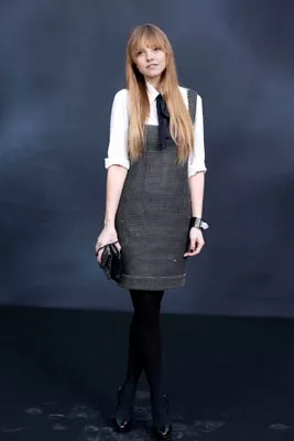 Laura Hayden, modelo y bloguera, optó por un look preppy: un vestido corto en blanco y negro junto con una camisa blanca y pañuelo a modo de corbata
