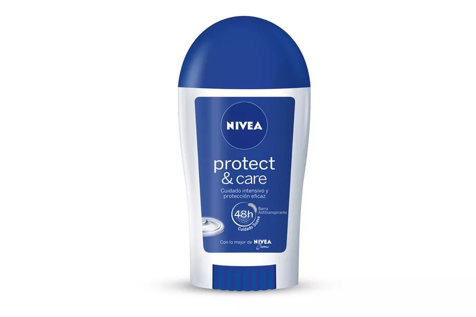 Protect & care, anti-transpirante en stick, con la fragancia típica de la crema en lata de la marca, $64.15, Nivea