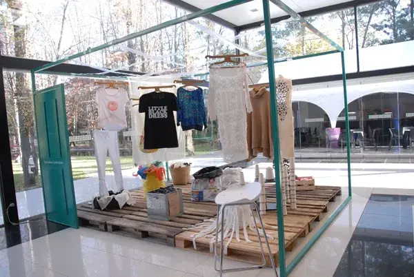 Sobre pallets, el grupo emergente Diseñadores Sustentables presenta sus trabajos creados a partir de elementos orgánicos y material reciclado