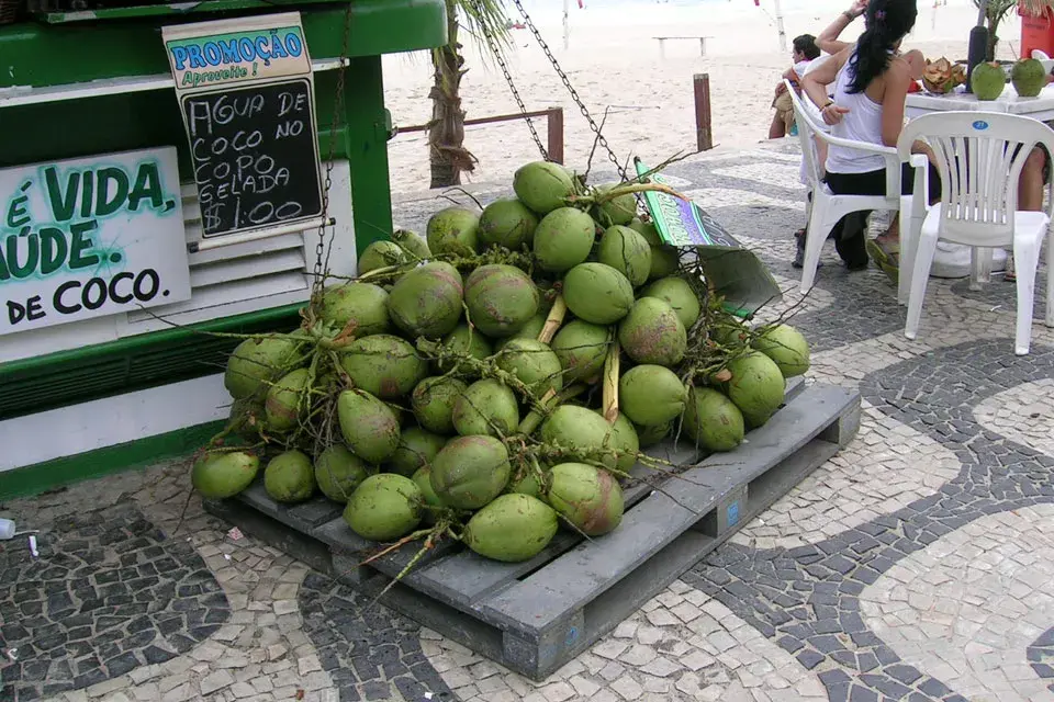 El coco gelato es un obligatorio si te das un paseo por la playa. Además hay todo tipo de accesorios y prendas coloridas