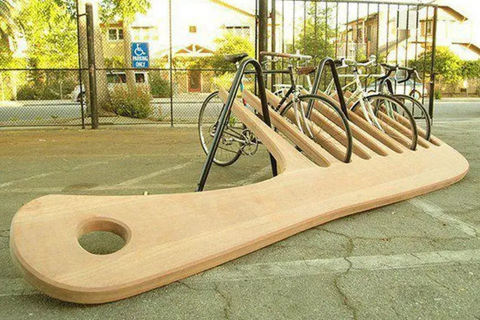 ¿Qué tal este bicicletero con forma de peine? ¡Muy Ohlalá!