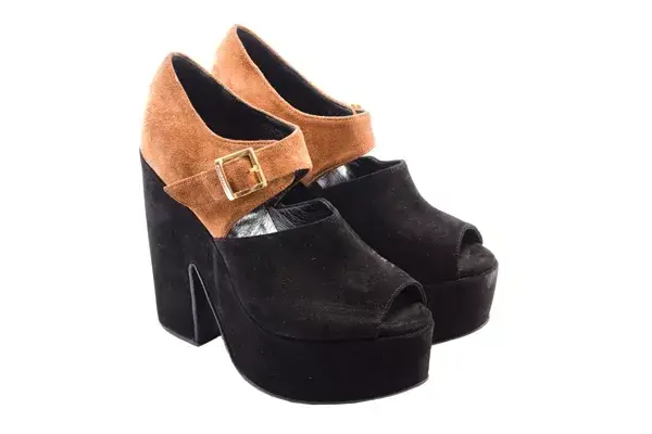 Peep toe con hebilla (Justa Osadía, $1400).