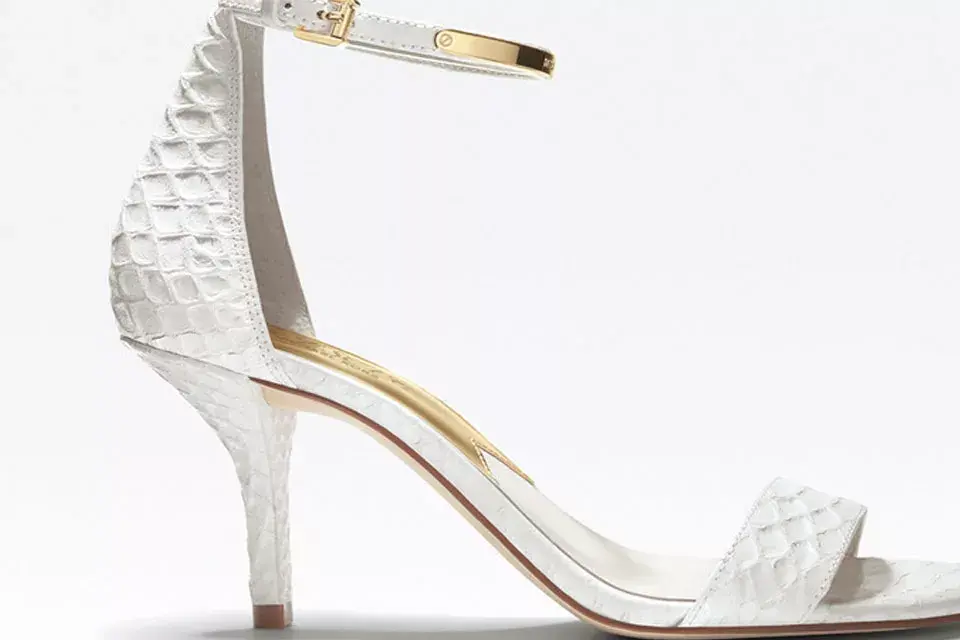 Otra propuestas de sandalia, en este caso, de color blanca con acabado tipo escama e inserciones doradas