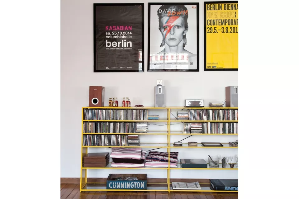 Los cuadros de arriba de los discos son pósters que compraron en las calles de Berlín y mandaron a enmarcar