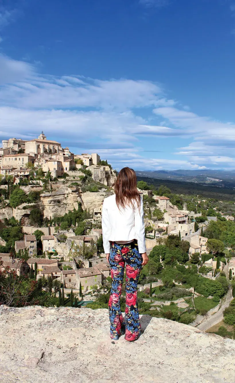 Desde arriba: vale la pena subir y ver Gordes desde la altura. es una postal imperdible. 