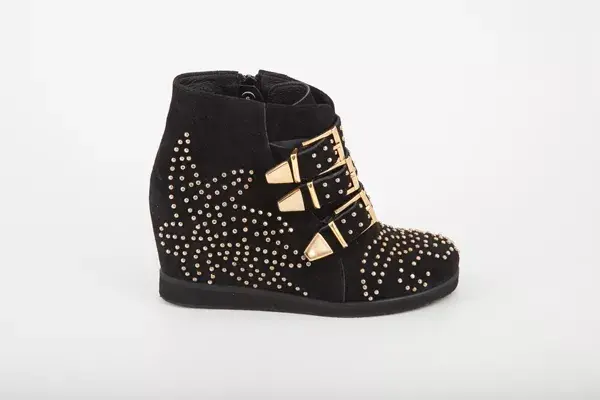 Los dibujos en tachas y ganchos dorados le dan mucha onda a estas botas. Cuestan $1650