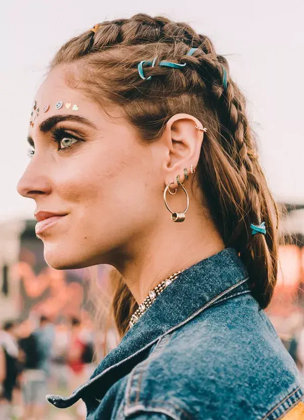 Con nacimiento en la frente, las trenzas se usaron cortas dejando algo de pelo suelto o en todo el pelo. Varias o de a una y con algo de deco intercalando cintas o tiras de colores.