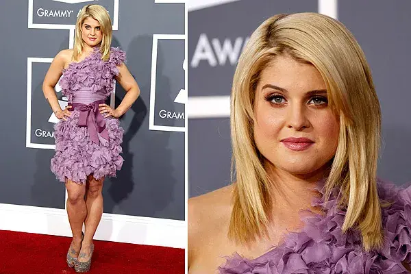 Muy femenina, Kelly Osbourne se inclinó por un vestido corto de un solo hombro en color lila, con apliques del mismo género que simulaban flores; el lazo morado completaba visualmente el diseño y divinos los zapatos plateados