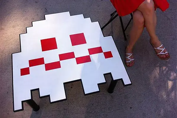 ¿Qué tal esta mesa con forma de fantasma de Pacman? Ideal para fanáticos del juego