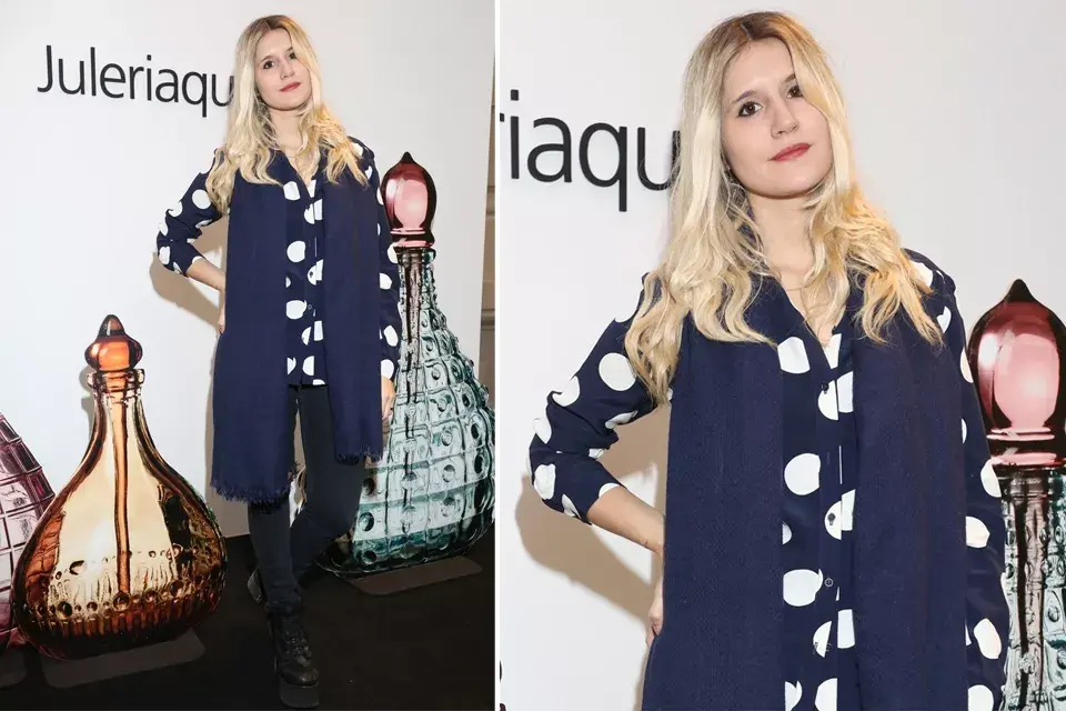 Mica Tinelli eligió una camisa azul a lunares y una buffanda del mismo tono como centro de su outfit. Correcta y canchera.