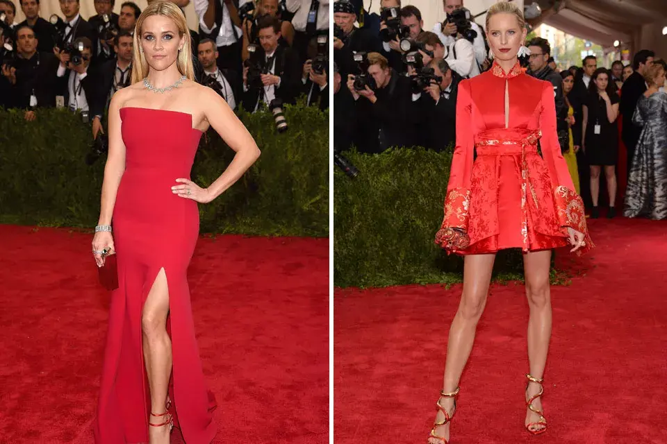 ¡De rojo sobre la red carpet! Reese Witherspoon, vestida por Jason Wu y Karolina Kurkova, por Tommy Hilfiger