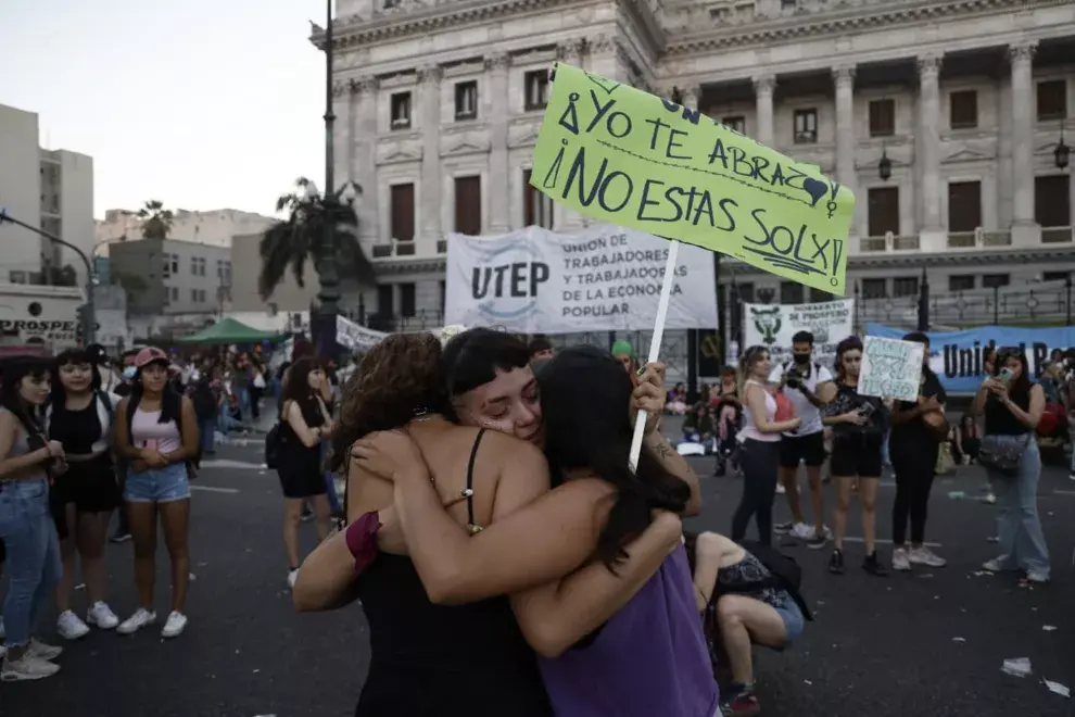 Al atardecer continúa la marcha por el Día de la Mujer en la Plaza del Congreso