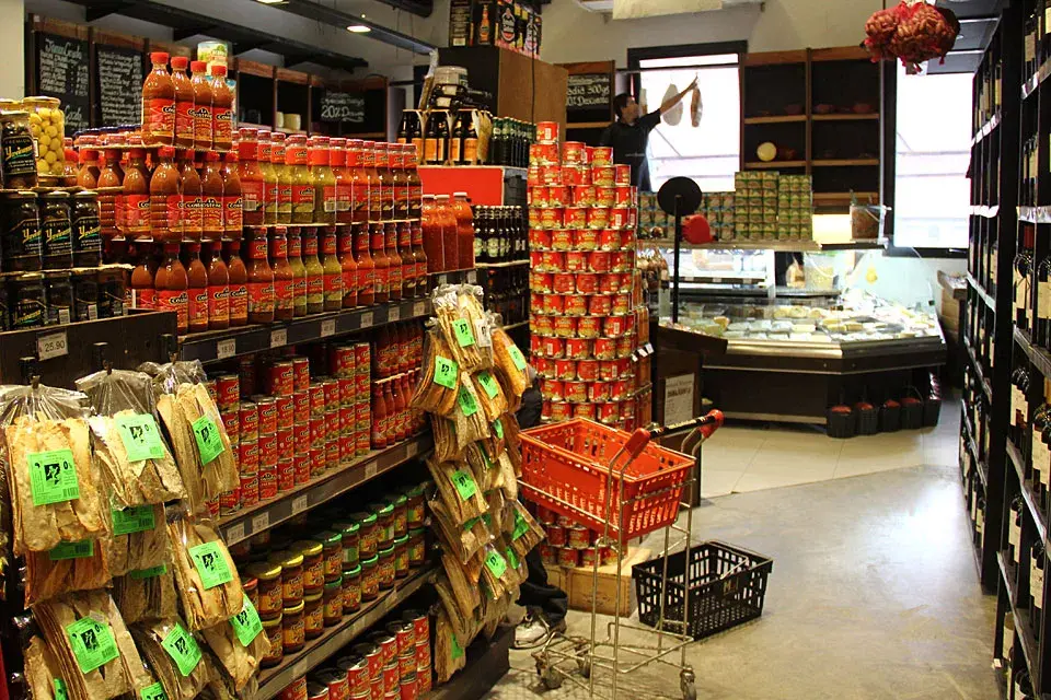 Al fondo del local, la fiambrería