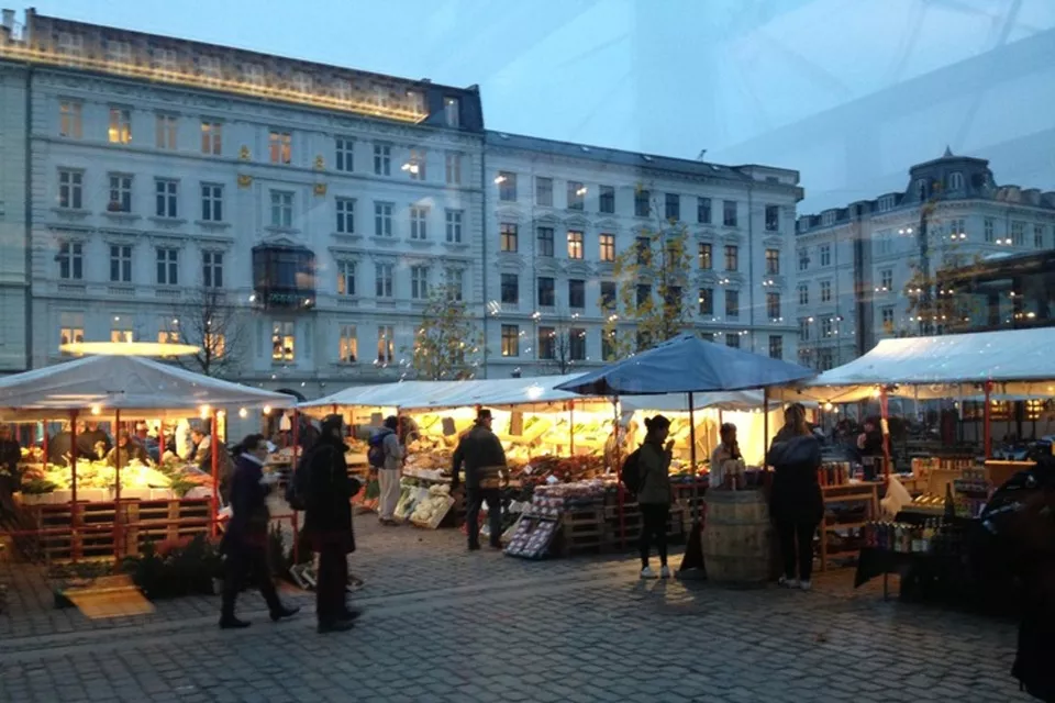 Ubicado junto a la estación Nørreport, en Copenhague, si tenés la suerte de estar de paseo por esa bellísima ciudad, no dudes en darte una vuelta por allí