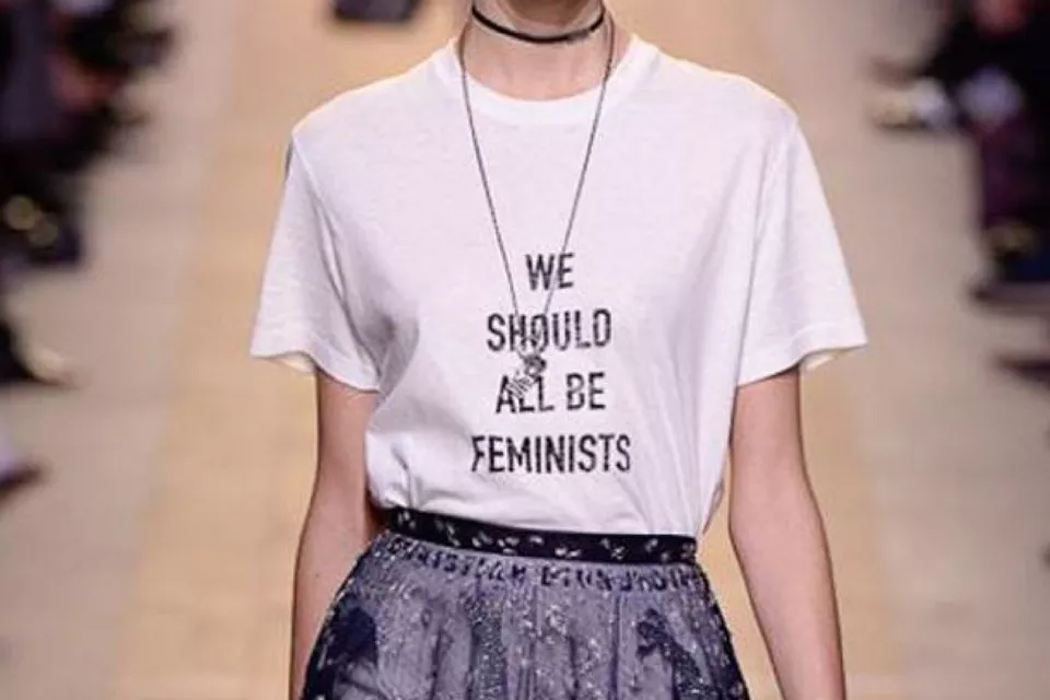 Remera feminista de Dior en las pasarelas de Nueva York por el Día de la Mujer, el año pasado