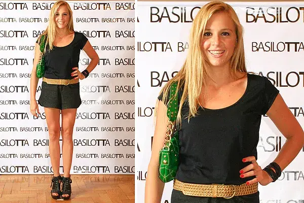 Laura Azcurra estuvo en el desfile de Basilotta; cortó la monocromía del conjunto negro con un cinturón camel a rayas y cartera verde