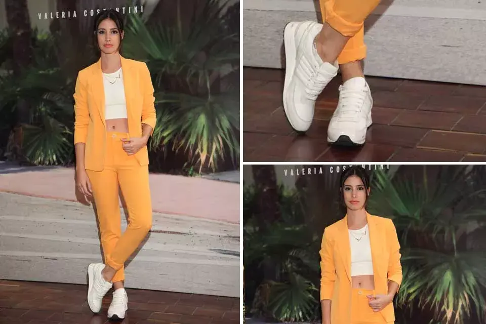 Siguiendo los tonos de la primavera, Agustina Córdova eligió un conjunto de blazer y pantalón chupín en naranja y lo combinó con zapatillas blancas