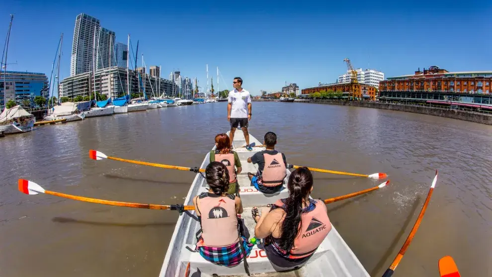 Desde un bote Puerto Madero se ve diferente