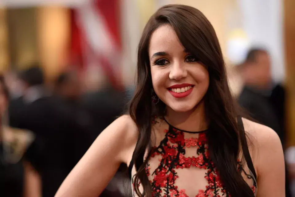 Lorelei Linklater con pelo suelto y un poco de movimiento