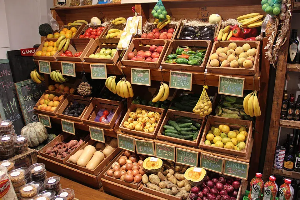 También hay un espacio para la fruta y verdura