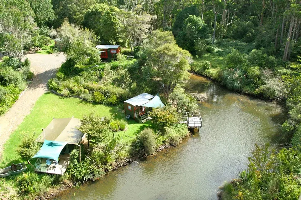 Opción 3: ideal para una escapada romántica, esta caravana tipo gitana en Nueva Zelanda, es muy confortable