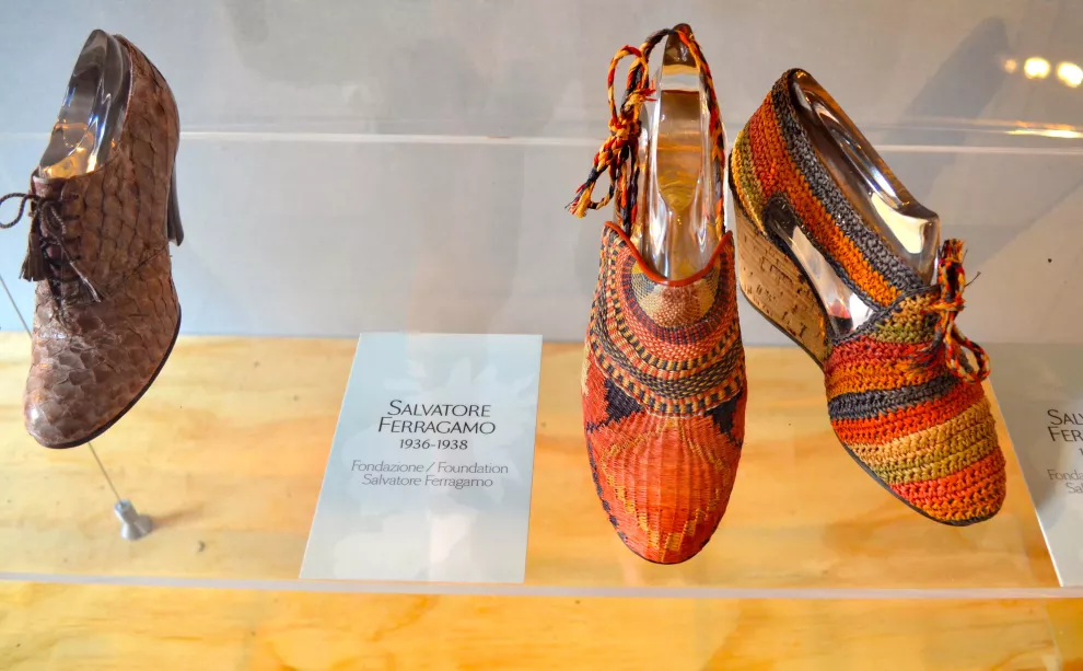 Zapatos de archivo de Salvatore Ferragamo, quien fue pionero en utilizar de materiales como el corcho y la rafia.