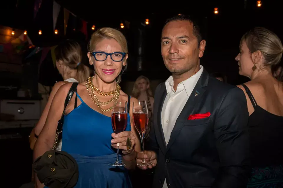 Fabián Medina Flores impecable con su pañuelo colorado en uno de los tantos eventos de la city; ¿Qué te parece su pañuelo colorado?