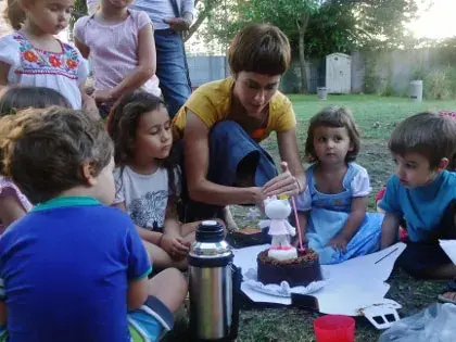 Intentando prender velitas