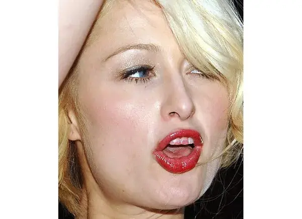 Paris Hilton, otra con los dientes manchados de labial