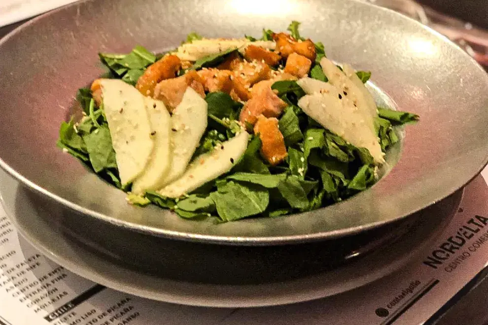 Ensalada con manzana verde en Canta El Gallo