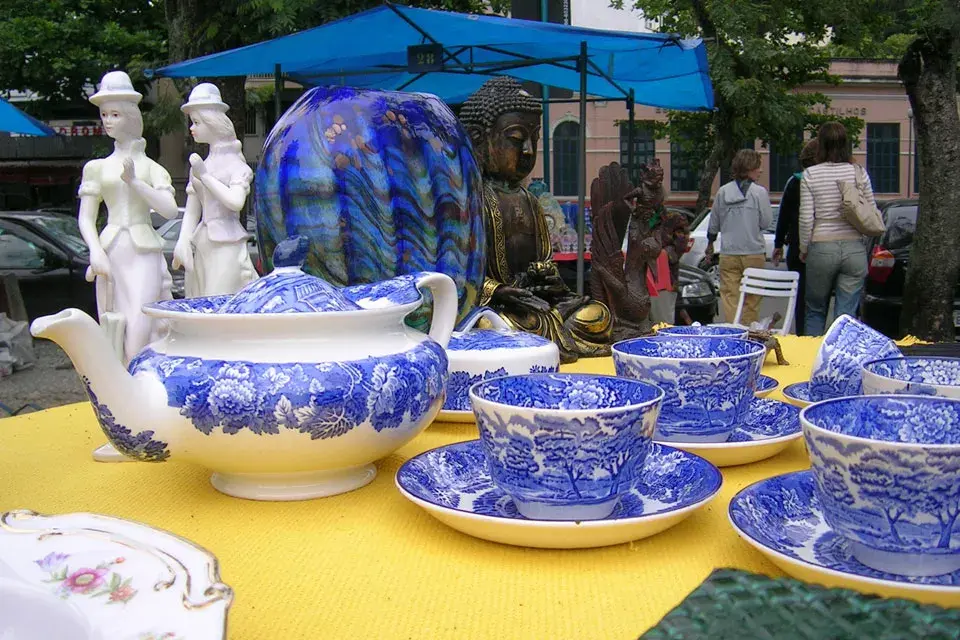 Encantadora feria de antigüedades con objetos de estilo en deco y moda