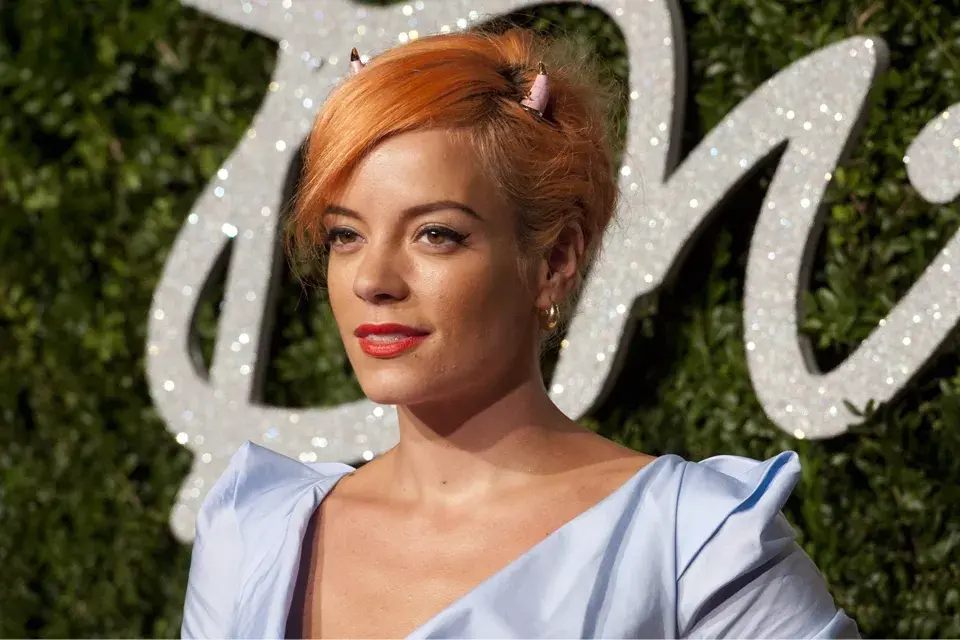 Lily Allen llevó un look más osado y polémico: pelo naranja y ¡cuernitos! ¿Qué opinás?