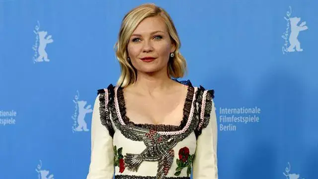 A Kirsten Dunst también la favorece ampliamente este estilo. En esta ocasión, con las ondas un poco rebajadas para lucir arreglada y formal.