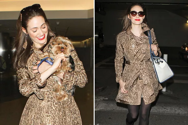 Emmy Rossum, en el aeropuerto de Los Ángeles, con un tapado de leopardo (¡y su perrito en mano!)