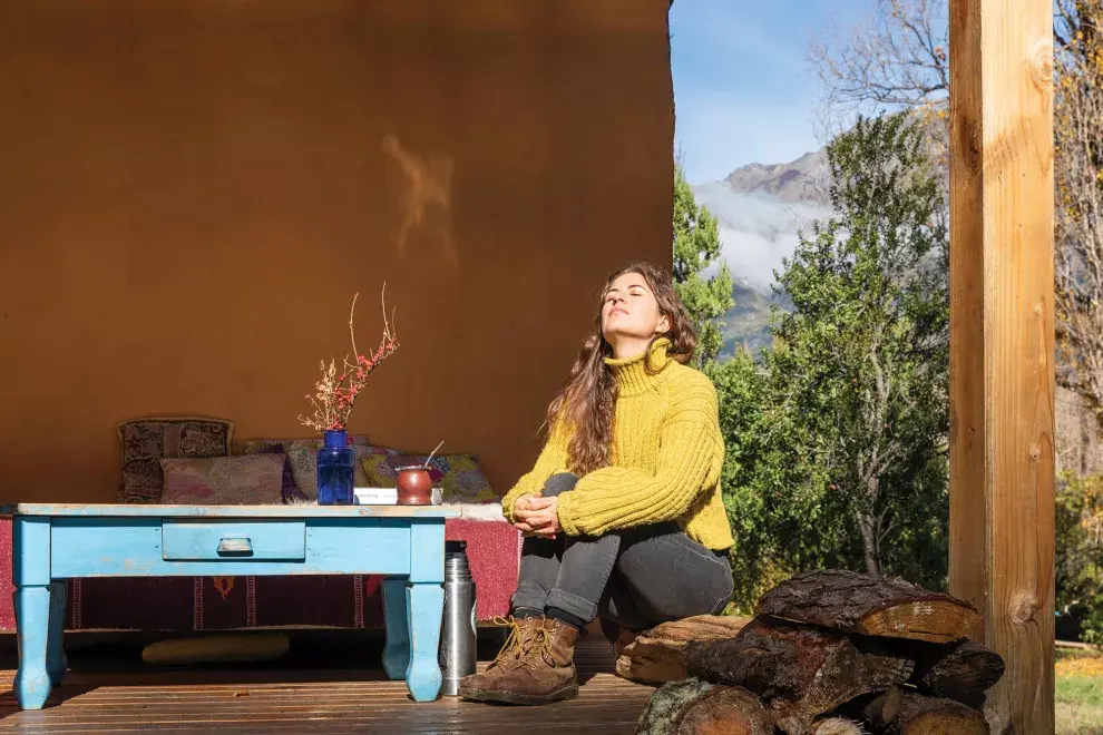 En la entrada de la casa, una amplia galería es el espacio para recibir el sol de la manana. 