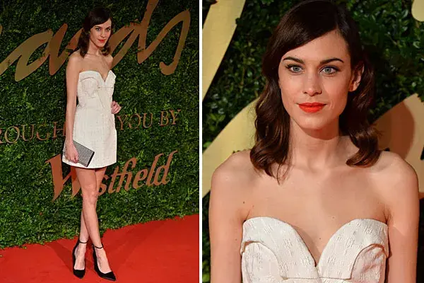 Alexa Chung optó por un vestido corto, en blanco y con escote corazón, de Stella McCartney
