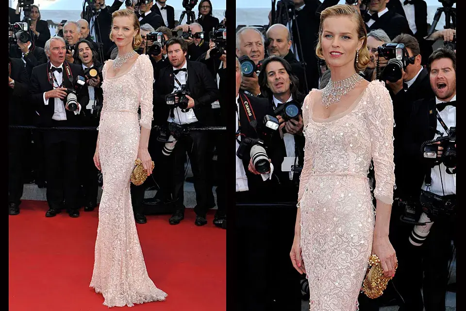 Romantica y femenina, Eva Herzigova eligió un vestido de encaje rosa pétalo de Dolce &amp; Gabbana; ¿qué opinan de combinar accesorios plateados y dorados?