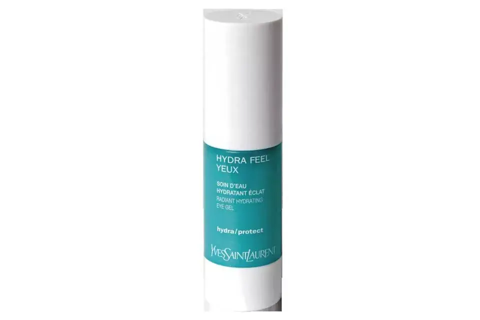 Crema-gel hidratante cuya acción es atenuar las líneas provocadas por la deshidratación. Actúa sobre bolsas y ojeras descongestionándolas. (YSL – Hydra Feel Yeux, $910)