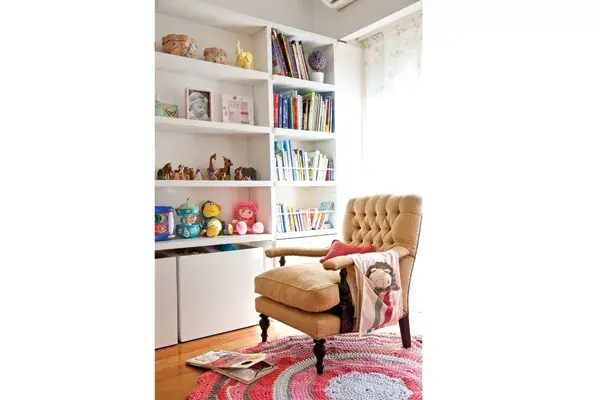 El sillón tapizado en arpillera con detalle de capitoné lo compraron en Good Things Store y costó $2400. En el apoyabrazo, un bolsillo portalibritos y muñecos (Atelier de hilos, $120) le da un toque más descontracturado