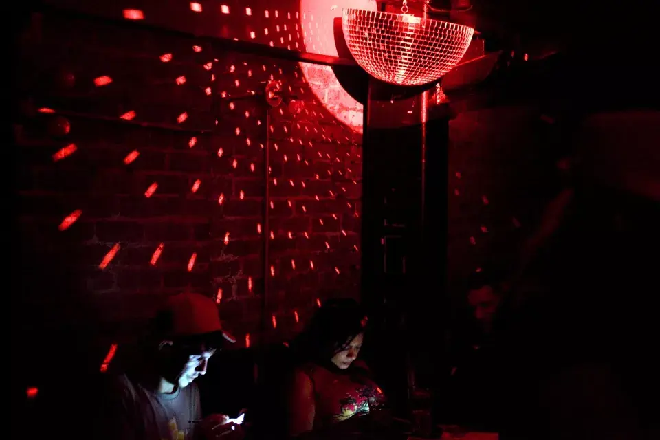San Francisco de noche, club 222 en el Civic Center