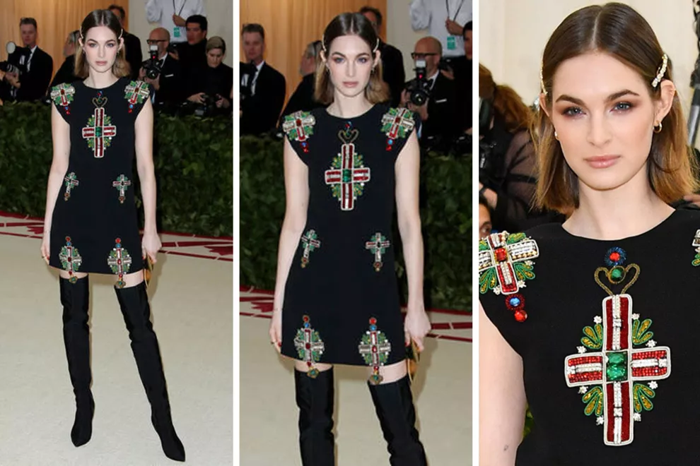 Laura Love con un little black dress con cruces con piedras preciosas firmado por Versace