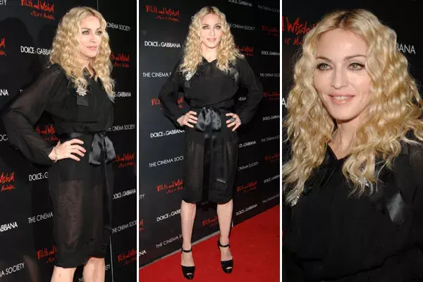 Con un diseño con transparencias, manga larga y lazo a la cintura, de Dolce Gabbana; (¡qué rulos!)