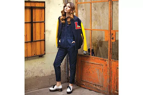 Mono de denim sin mangas (Levi''''s, $849), campera universitaria (Lacoste, $1899), acordonados (Paruolo, $1199)
