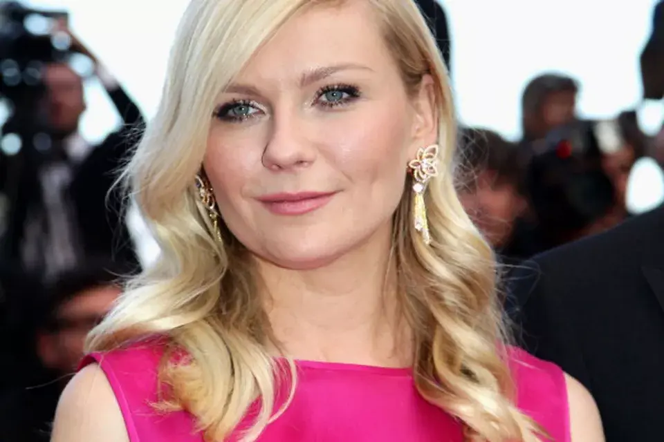 Pelo suelto con raya al costado y algunos bucles en las puntas