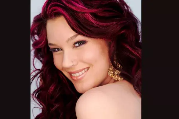 Joss Stone también se sumó en un momento al estilo ghetto rap. Se tiñó de morocha y se dejó unos mechones fucsia adelante. ¿Hippie o ghetto rap?