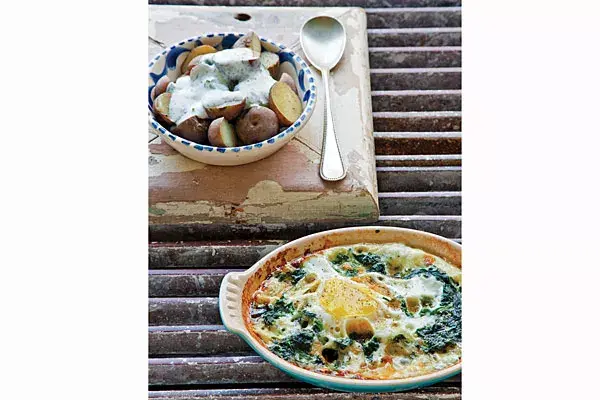 Ensalada de papines y huevo asado: para 4 personas; 15 minutos; $35
