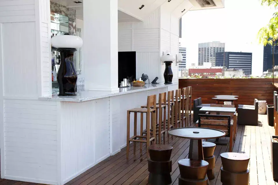 Recién reinaugurada, la terraza del Hotel Pulitzer es una buena opción para los que buscan tomar algo al aire libre