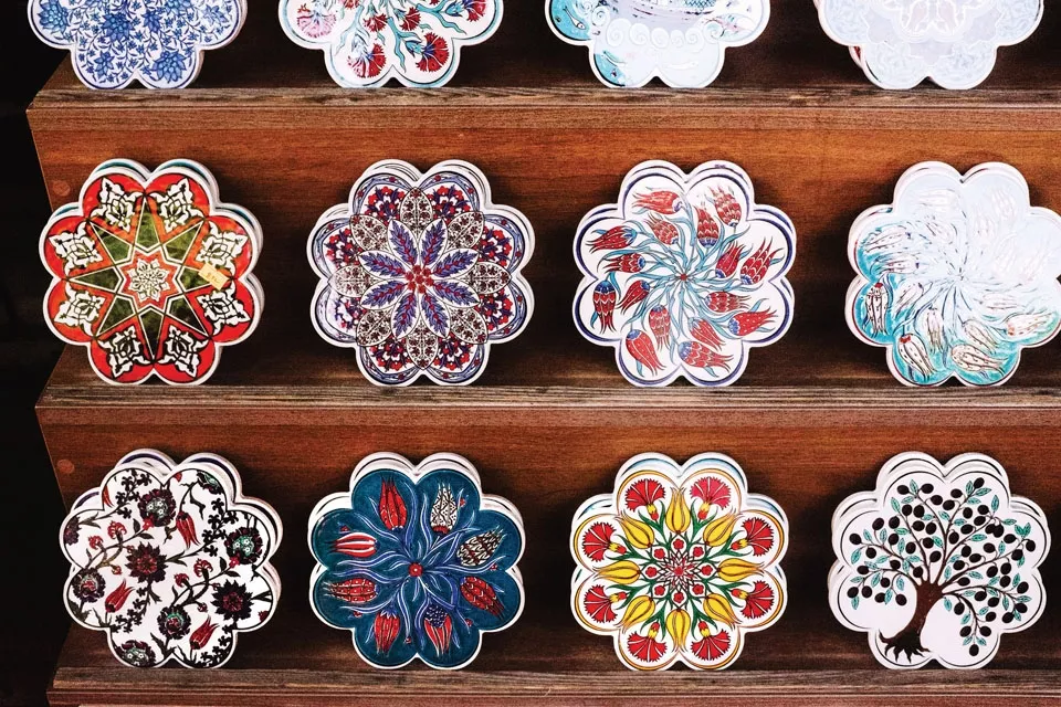 Además del ojo turco de cristal, la cerámica colorida es un gran souvenir