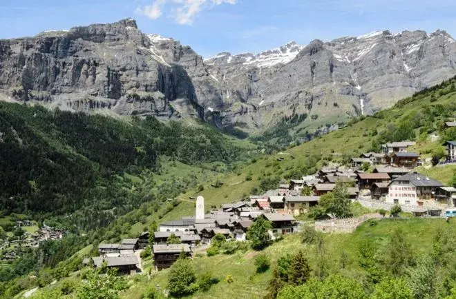 Albinen está rodeada por los Alpes suizos y quiere tener nuevos habitantes en su paisaje