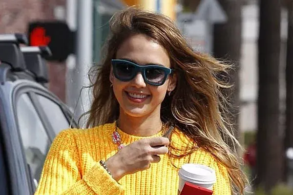 Pelo suelto, rebajado y algunos reflejos para Jessica Alba